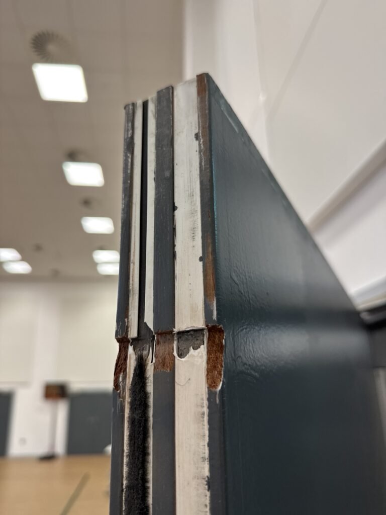Fire door leaf with a split edge and damaged seal